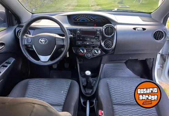 Autos - Toyota Etios 2015 Nafta 155000Km - En Venta