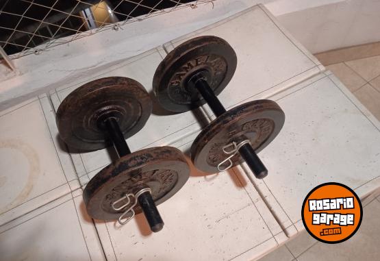Deportes - Excelente Par de Mancuernas con Topes Cromados y 20 Kg de Discos de Fundición - En Venta