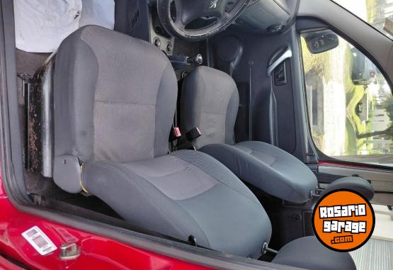 Utilitarios - Peugeot Partner Patagonica 2012 Nafta 197000Km - En Venta