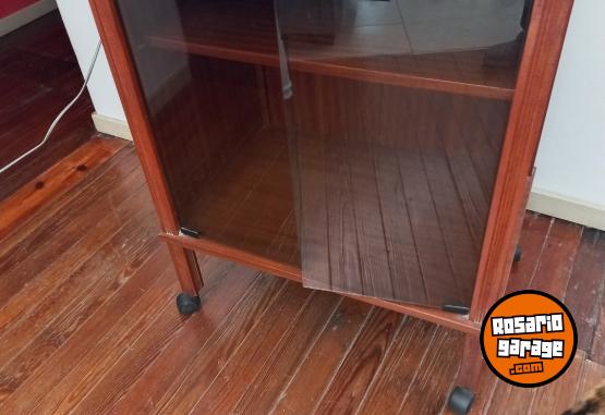 Hogar - Mesa para TV DE CAOBA CON PUERTAS DE VIDRIO - En Venta