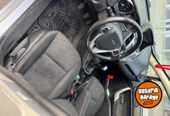 Autos - Ford fiesta kinetic titanium 2012 Nafta 150000Km - En Venta