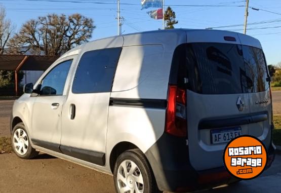 Utilitarios - Renault Kangoo zen 1.6 2022 GNC 127000Km - En Venta