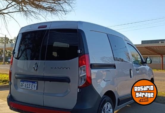 Utilitarios - Renault Kangoo zen 1.6 2022 GNC 127000Km - En Venta