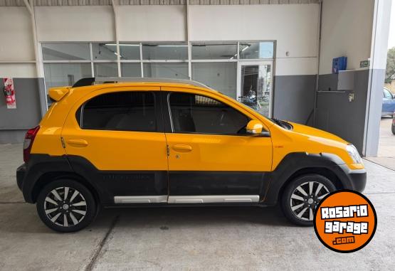 Autos - Toyota ETIOS CROSS 1.5 MT 2014 Nafta 74000Km - En Venta