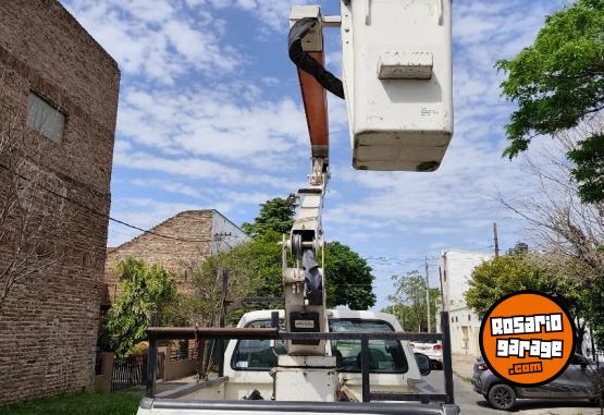 Camiones y Gr�as - Ford Duty con hidrogrua - En Venta