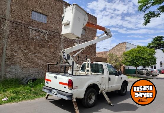 Camiones y Gr�as - Ford Duty con hidrogrua - En Venta