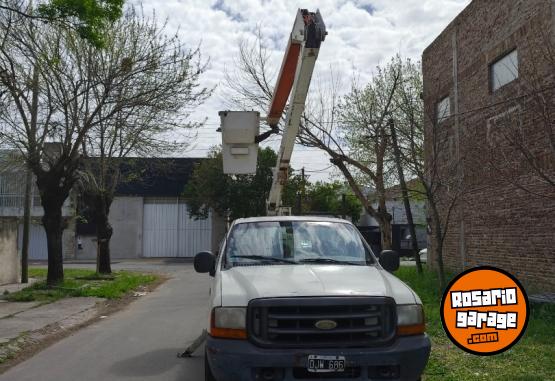 Camiones y Gr�as - Ford Duty con hidrogrua - En Venta
