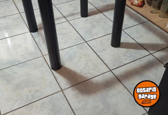 Hogar - Mesa Comedor Redonda Tapa De Vidrio Y Patas Negras (1,20m) - Usada - En Venta