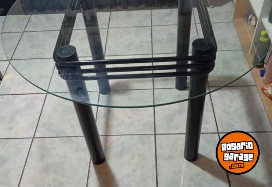 Hogar - Mesa Comedor Redonda Tapa De Vidrio Y Patas Negras (1,20m) - Usada - En Venta