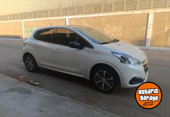 Autos - Peugeot 208 2017 Nafta 106000Km - En Venta