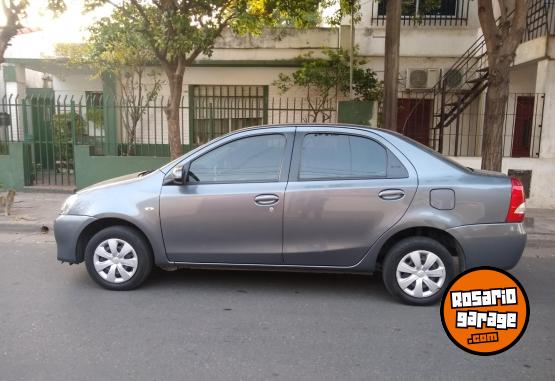 Autos - Toyota Etios Sedan 4 puertas 2016 Nafta 112000Km - En Venta