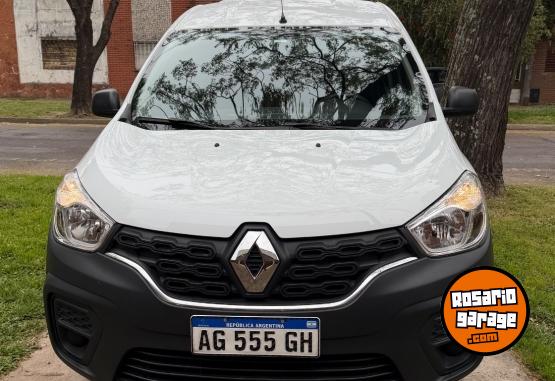 Utilitarios - Renault Kangoo 5 asientos 2024 Nafta 29400Km - En Venta