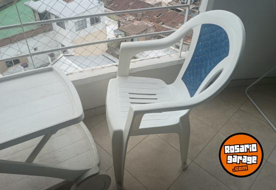Hogar - Excelente Mesa Carrobar con Compartimentos y Dos Sillas Plásticas Apilables Como Nuevas - En Venta