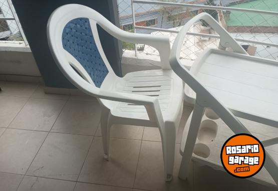 Hogar - Excelente Mesa Carrobar con Compartimentos y Dos Sillas Plásticas Apilables Como Nuevas - En Venta