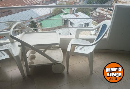 Hogar - Excelente Mesa Carrobar con Compartimentos y Dos Sillas Plásticas Apilables Como Nuevas - En Venta
