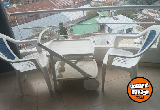 Hogar - Excelente Mesa Carrobar con Compartimentos y Dos Sillas Plásticas Apilables Como Nuevas - En Venta