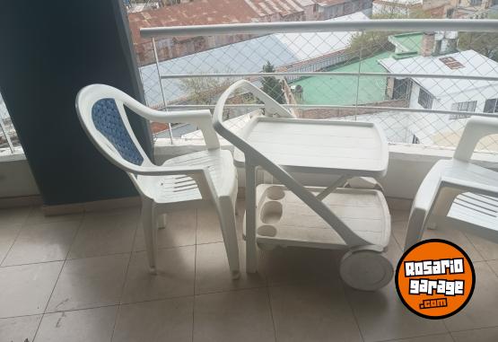 Hogar - Excelente Mesa Carrobar con Compartimentos y Dos Sillas Plásticas Apilables Como Nuevas - En Venta