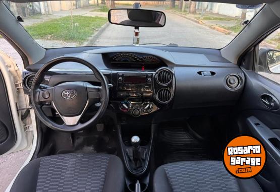 Autos - Toyota Etios 2015 GNC 173000Km - En Venta