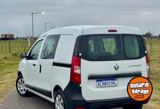 Utilitarios - Renault Kangoo 2023 Diesel 31000Km - En Venta
