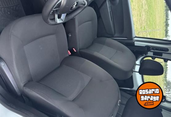 Utilitarios - Renault Kangoo 2023 Diesel 31000Km - En Venta