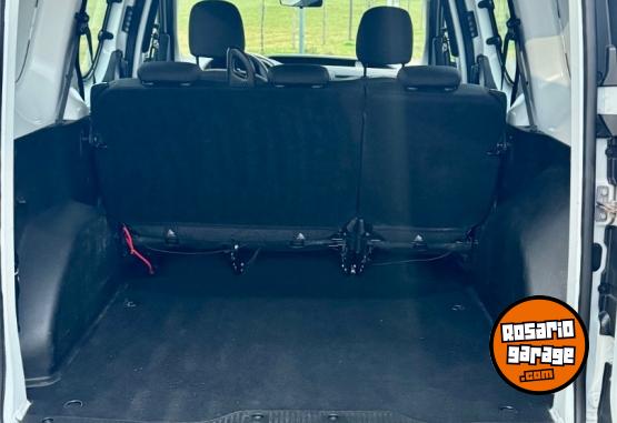 Utilitarios - Renault Kangoo 2023 Diesel 31000Km - En Venta