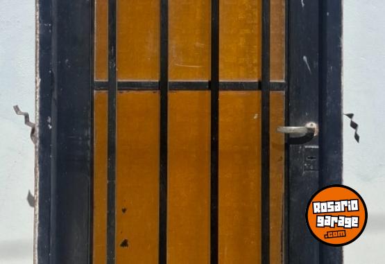 Hogar - PUERTA DE CHAPA CON MARCO, REJAS, POSTIGO Y CERRADURA - En Venta
