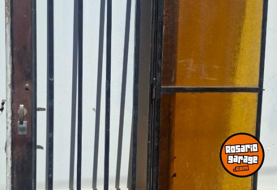 Hogar - PUERTA DE CHAPA CON MARCO, REJAS, POSTIGO Y CERRADURA - En Venta