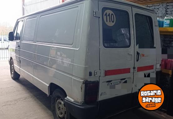 Utilitarios - Renault Trafic 2000 Diesel 111111Km - En Venta