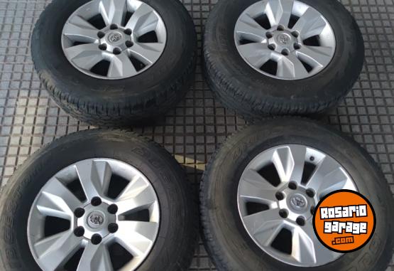 Accesorios para Autos - Llantas 17 Toyota Hilux Original Muy buenas. $1.600.000 las 4. NO BAJO PRECIO - En Venta
