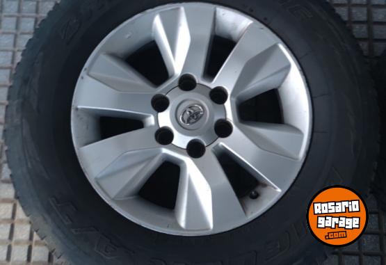 Accesorios para Autos - Llantas 17 Toyota Hilux Original Muy buenas. $1.600.000 las 4. NO BAJO PRECIO - En Venta