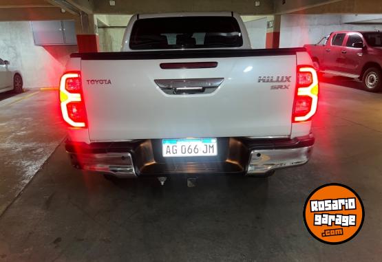 Camionetas - Toyota Hilux SRX 4x4 automática 2023 Diesel 100000Km - En Venta