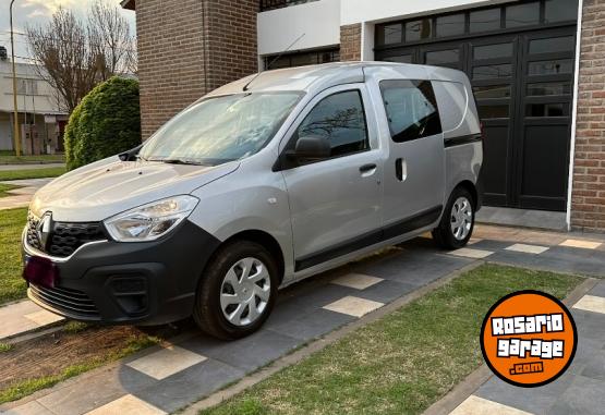 Utilitarios - Renault Kangoo 5 asientos. 2022 Nafta 70000Km - En Venta