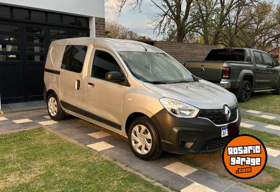 Utilitarios - Renault Kangoo 5 asientos. 2022 Nafta 70000Km - En Venta