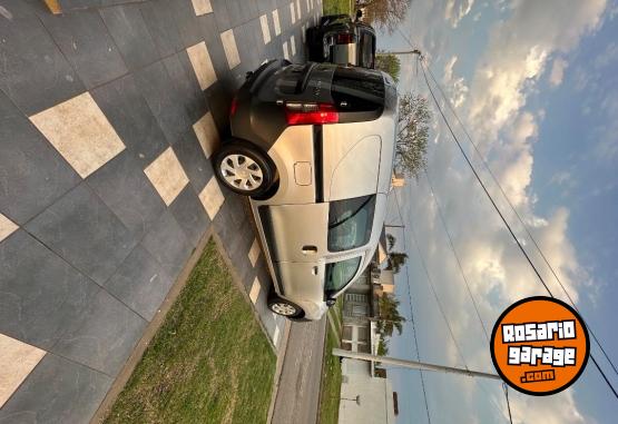 Utilitarios - Renault Kangoo 5 asientos. 2022 Nafta 70000Km - En Venta