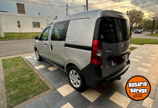 Utilitarios - Renault Kangoo 5 asientos. 2022 Nafta 70000Km - En Venta