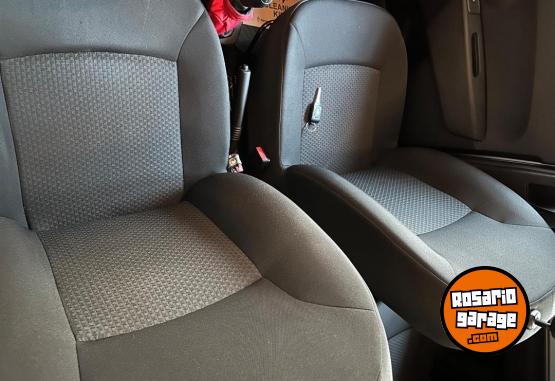 Utilitarios - Renault Kangoo 5 asientos. 2022 Nafta 70000Km - En Venta
