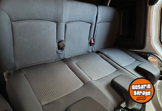 Utilitarios - Renault Kangoo 5 asientos. 2022 Nafta 70000Km - En Venta