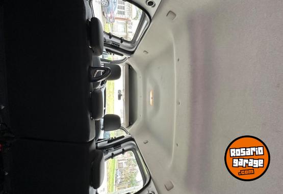Utilitarios - Renault Kangoo 5 asientos. 2022 Nafta 70000Km - En Venta