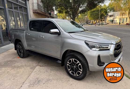 Camionetas - Toyota Hilux SRX 2023 Diesel 80000Km - En Venta