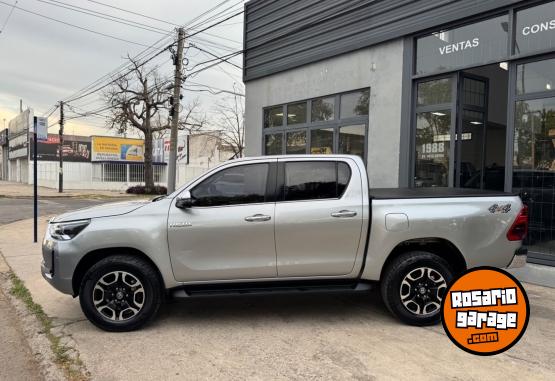 Camionetas - Toyota Hilux SRX 2023 Diesel 80000Km - En Venta