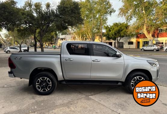 Camionetas - Toyota Hilux SRX 2023 Diesel 80000Km - En Venta