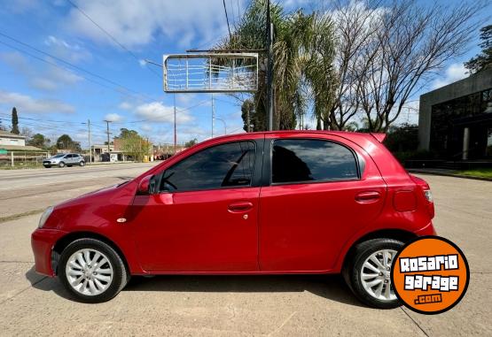 Autos - Toyota Etios 2014 Nafta 123000Km - En Venta