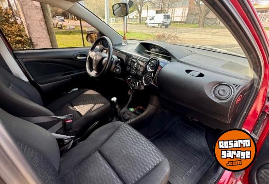 Autos - Toyota Etios 2014 Nafta 123000Km - En Venta