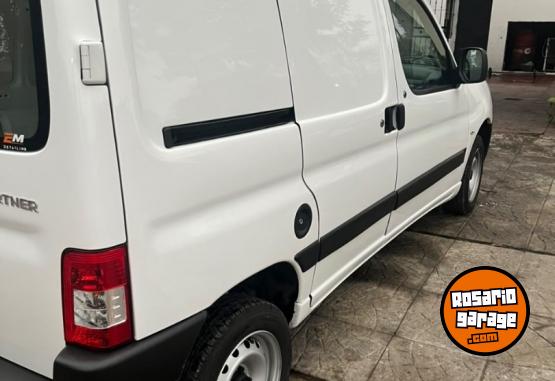 Utilitarios - Peugeot partner 2025 Diesel 16900Km - En Venta