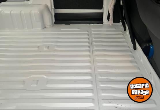 Utilitarios - Peugeot partner 2025 Diesel 16900Km - En Venta