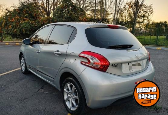 Autos - Peugeot 208 allure plus Touchscre 2013 Nafta 126350Km - En Venta