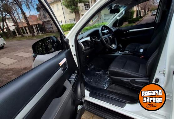 Camionetas - Toyota HILUX SR 2024 Diesel 42000Km - En Venta
