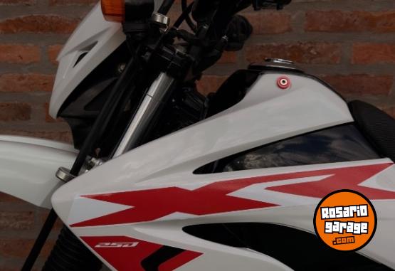 Motos - Honda Tornado XR 250 2017 Nafta 32000Km - En Venta