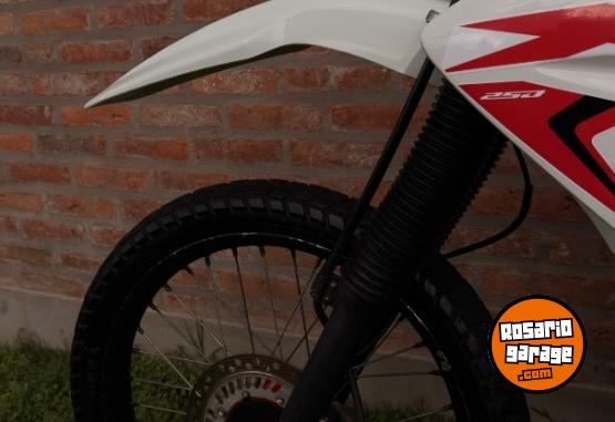 Motos - Honda Tornado XR 250 2017 Nafta 32000Km - En Venta