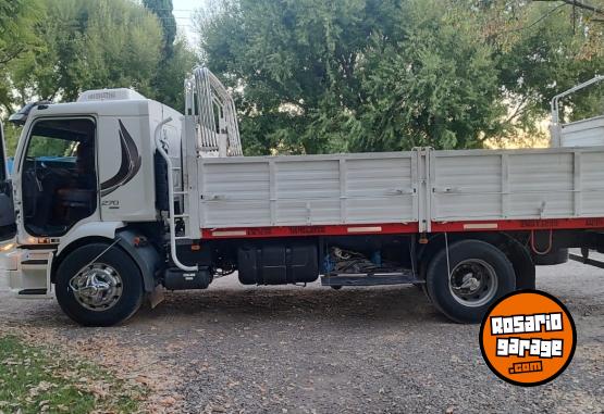 Camiones y Grúas - Volvo VM 270 automático con térmico Lambert o carrocería baranda volcable. - En Venta